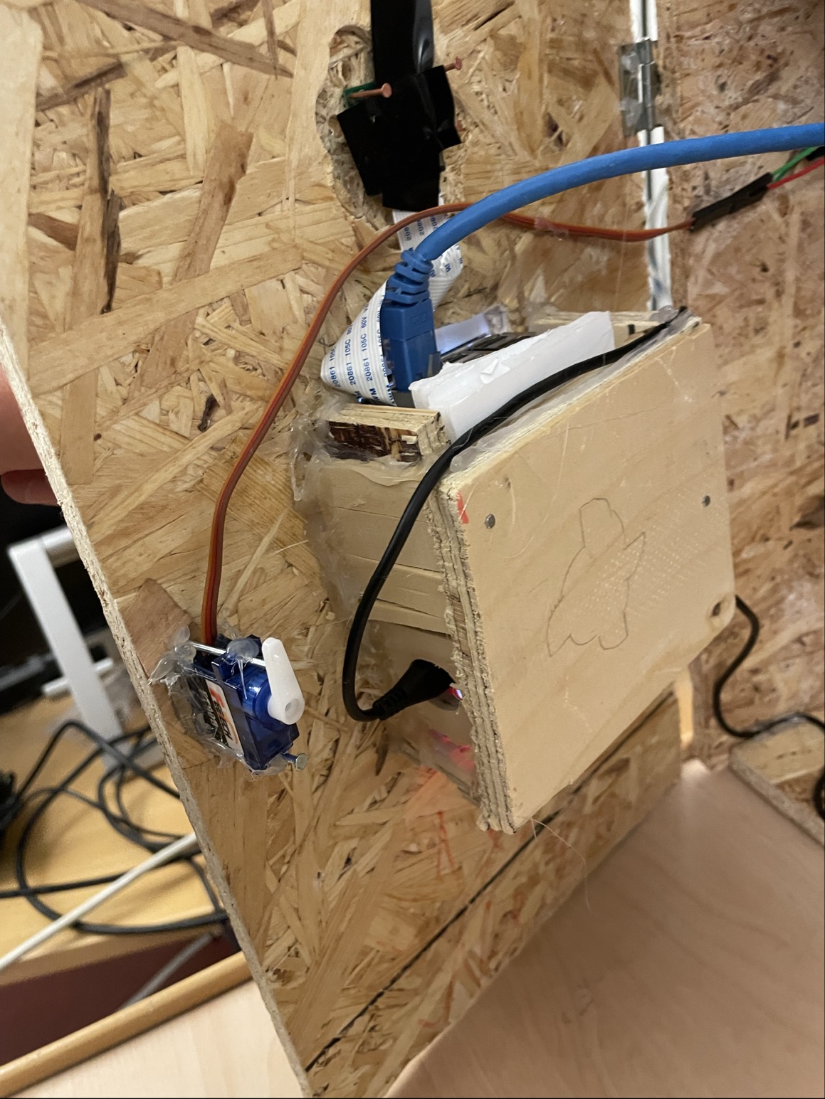 Insidan av kassaskåpet med Raspberry Pi och servo