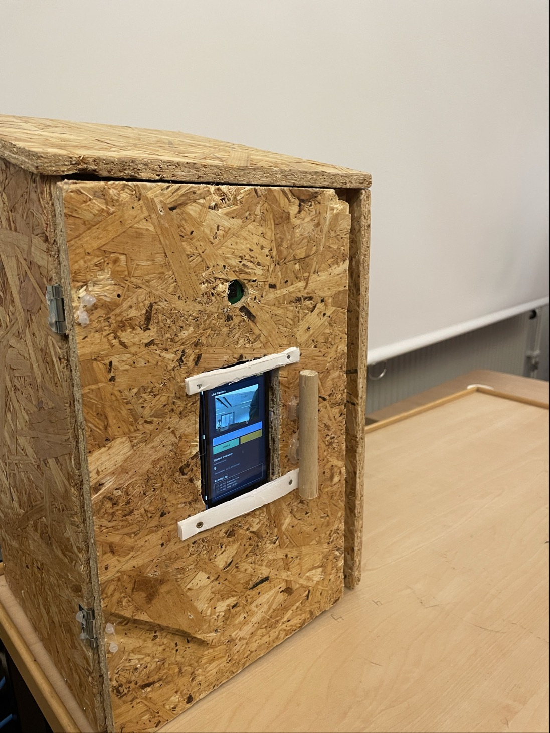 AI Safe kassaskåp med display monterad på framsidan